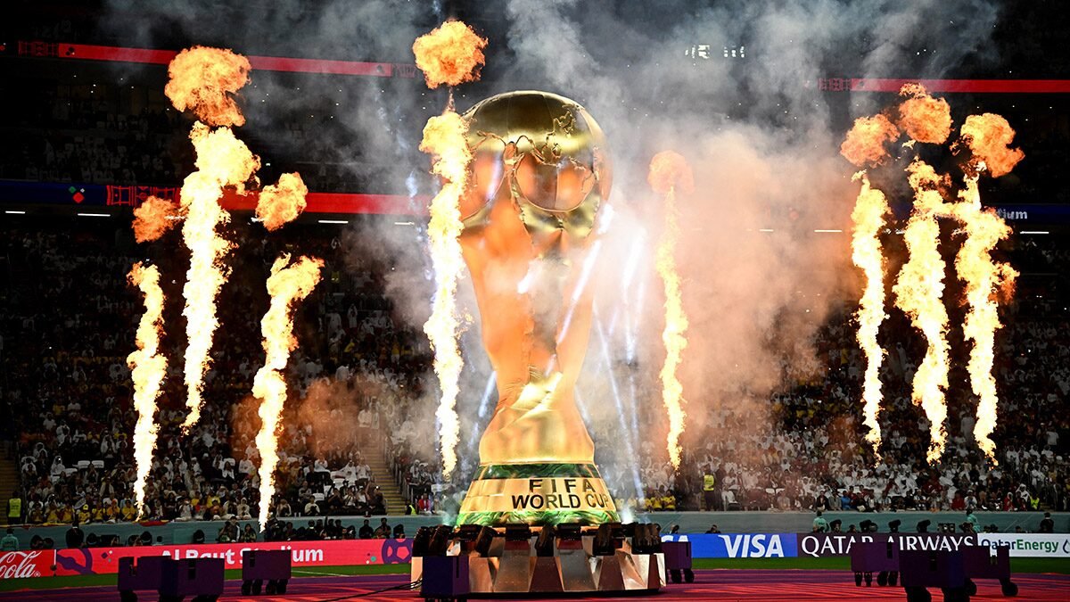 ภาพจำลองบรรยากาศแสงสีเสียงในสนามเมทไลฟ์ สเตเดียม ในเกมนัดชิงฟุตบอลโลก 2026 ที่จะมีการจัดโชว์พักครึ่งสุดยิ่งใหญ่ขัดต่อกฎการแข่งขันเดิม